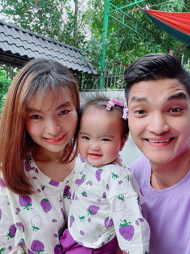 Không còn chưng bộ mặt đi đánh ghen con gái mạc văn khoa cười tươi hết cỡ với bố mẹ - 1