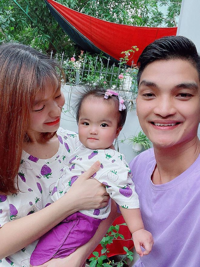 Không còn chưng bộ mặt đi đánh ghen con gái mạc văn khoa cười tươi hết cỡ với bố mẹ - 5