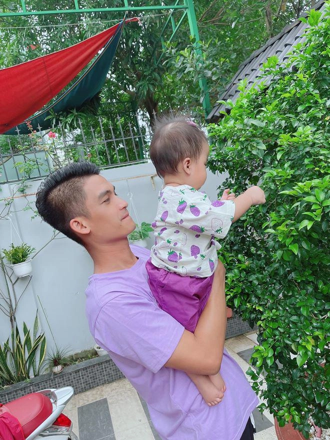 Không còn chưng bộ mặt đi đánh ghen con gái mạc văn khoa cười tươi hết cỡ với bố mẹ - 8