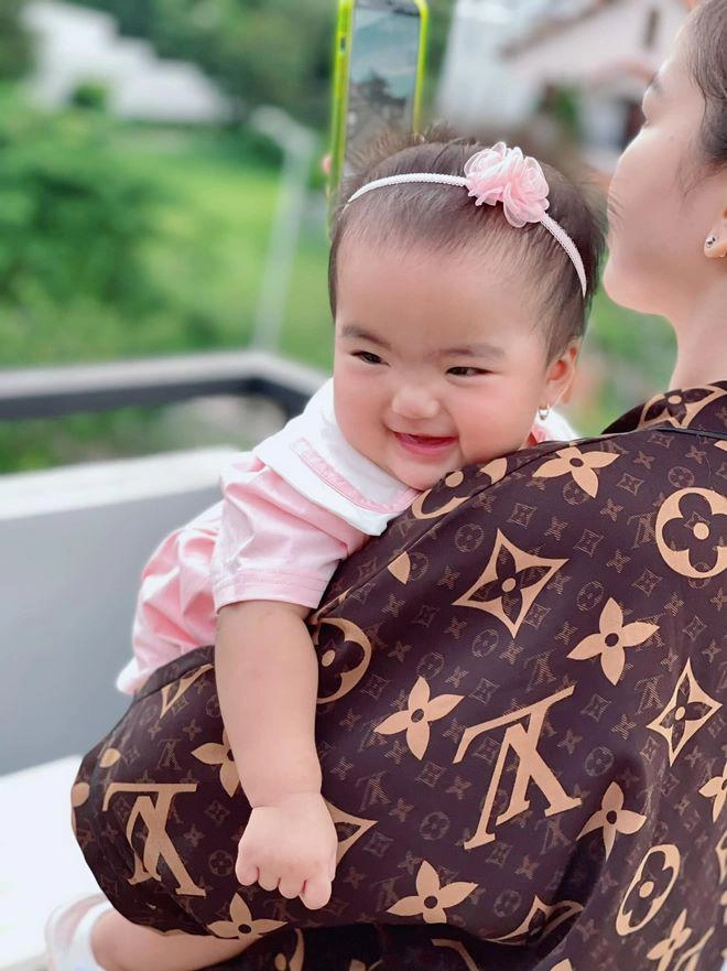 Không còn chưng bộ mặt đi đánh ghen con gái mạc văn khoa cười tươi hết cỡ với bố mẹ - 12