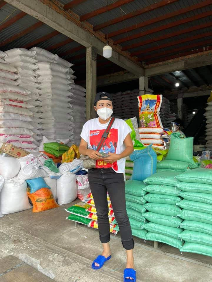Không nhận ra nổi phương thanh mặt nám đen sì sau 3 tháng làm chân bốc vác - 6