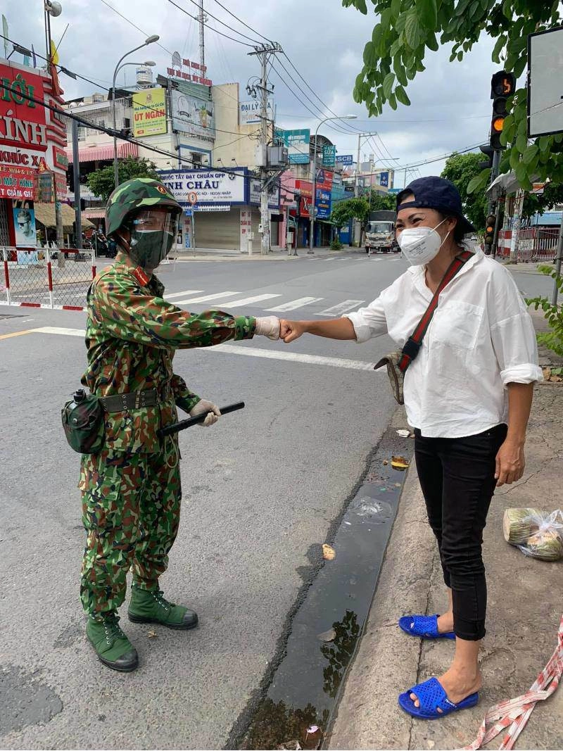 Không nhận ra nổi phương thanh mặt nám đen sì sau 3 tháng làm chân bốc vác - 11