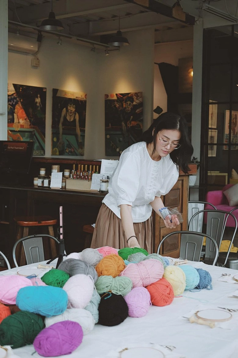Không ồn ào showbiz hoa hậu bến tre lui về làm cô giáo đan móc xách túi tiền tỷ đầy thần thái - 2