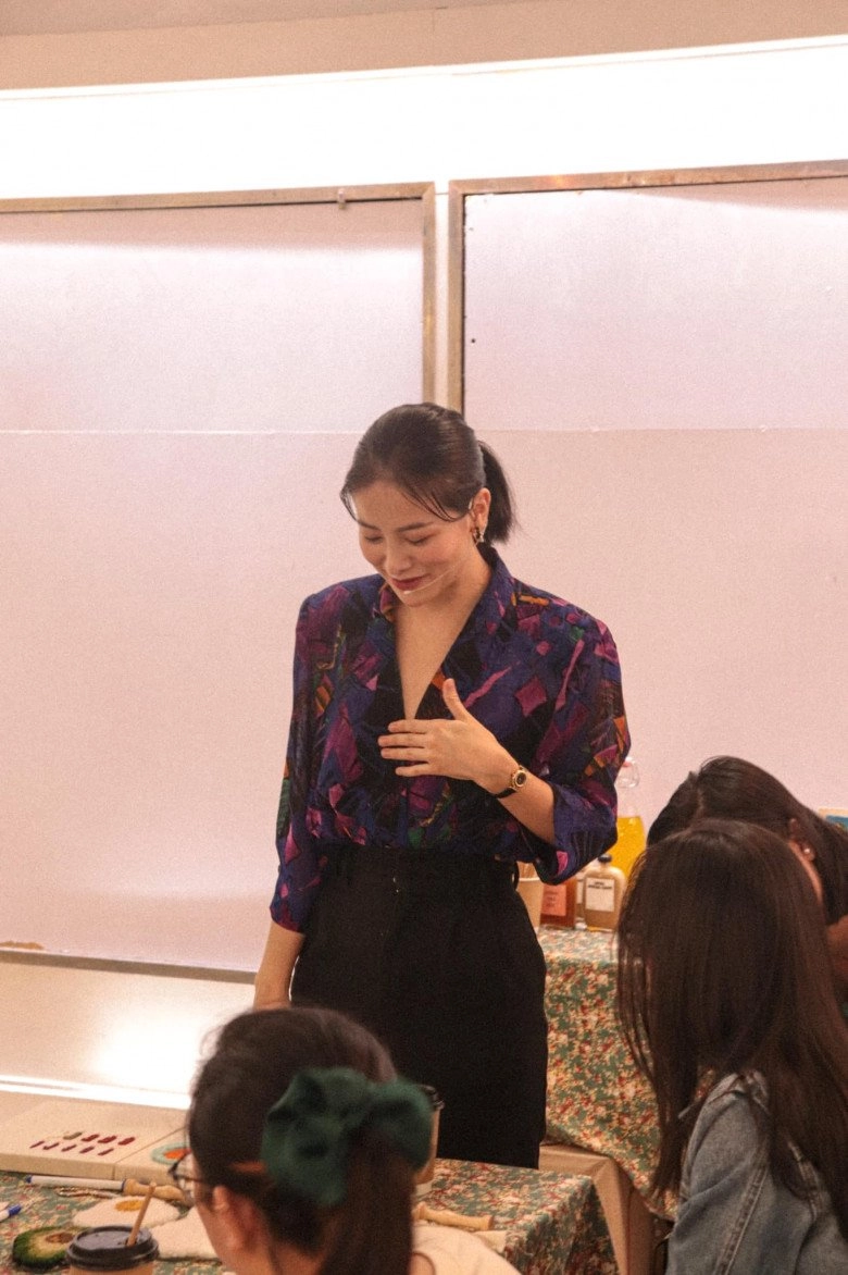 Không ồn ào showbiz hoa hậu bến tre lui về làm cô giáo đan móc xách túi tiền tỷ đầy thần thái - 3
