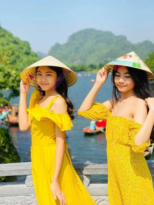 Không phải áo dài kín đáo 2 công chúa nhà quyền linh diện đầm trễ vai ra dáng thiếu nữ - 2