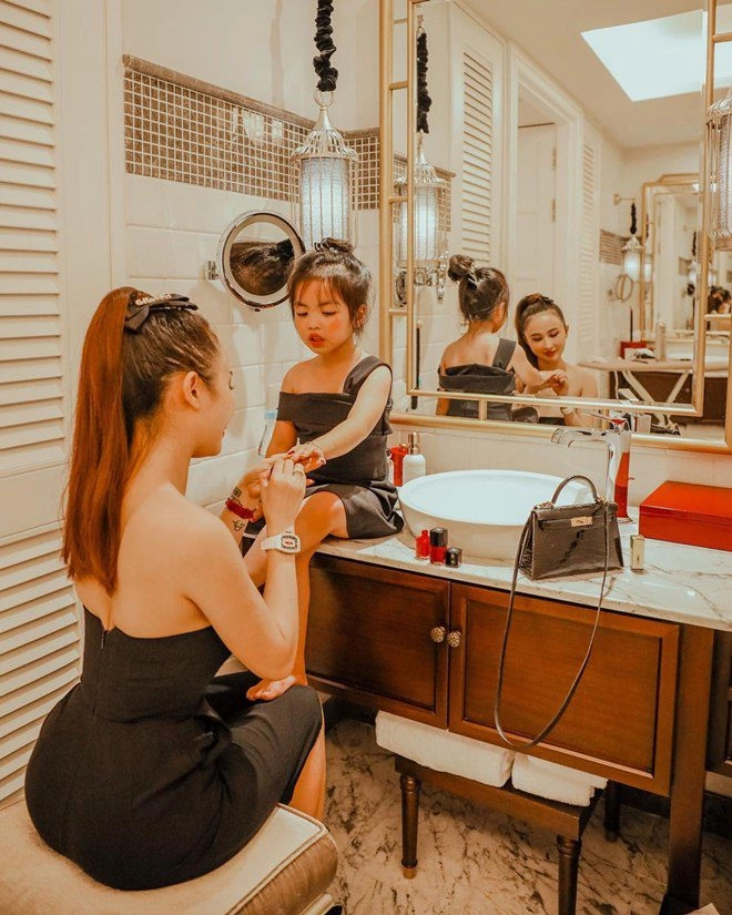 Không phải con gái cường đôla hay lisa nhà hà hồ bé gái này mới là tay chơi đồ hiệu - 16
