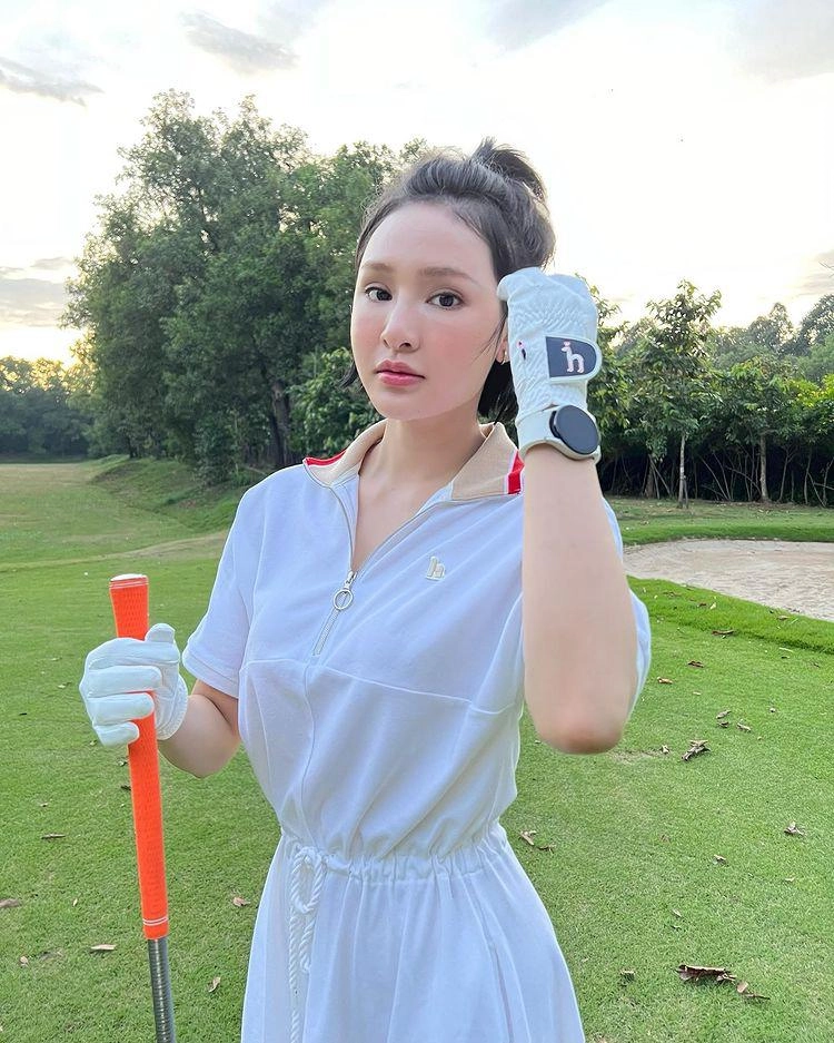 Không thể nhận ra hiền hồ tại sự kiện chân dài miên man nhưng mặt đơ cứng - 8