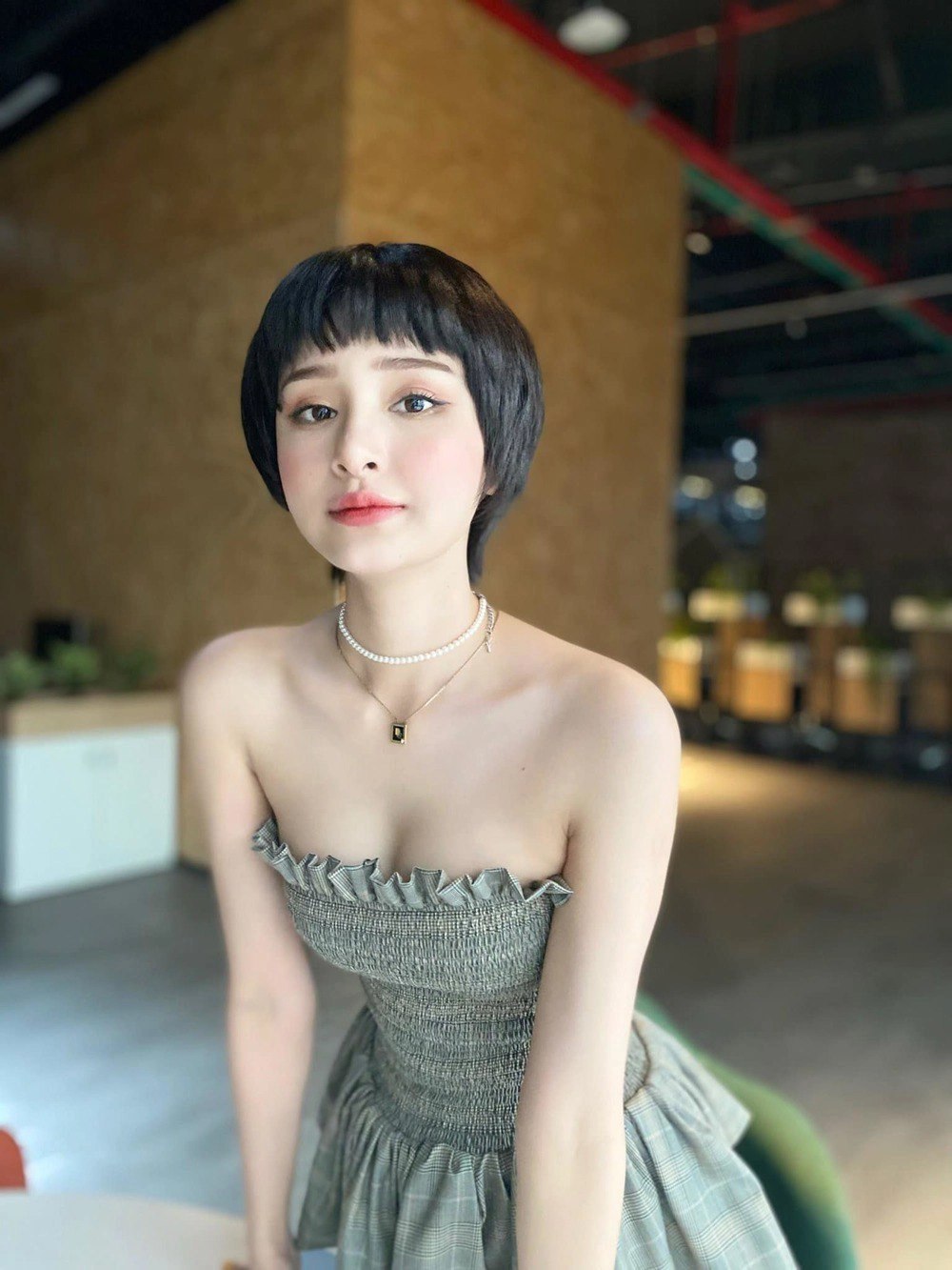 Không thể nhận ra hiền hồ tại sự kiện chân dài miên man nhưng mặt đơ cứng - 10