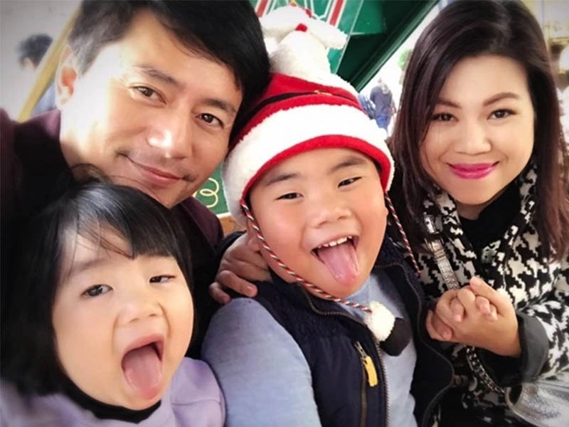 Kiếm 3 tỷphút vua quảng cáo việt bỏ sự nghiệp sang mỹ với vợ giàu 2 con không giống bố - 2