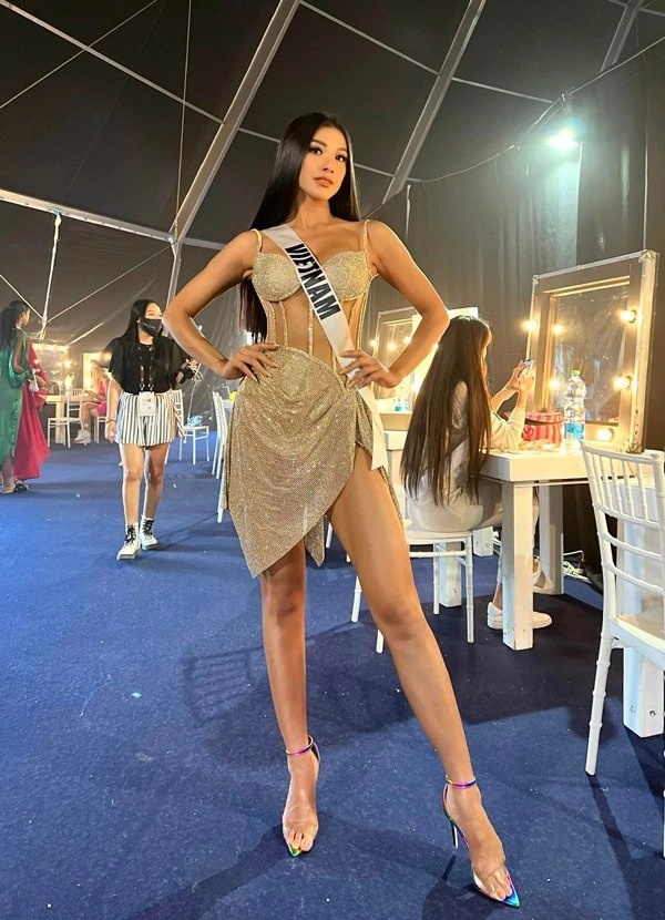 Kim duyên cắt váy của hương giang để đem đến miss universe 2021 - 2