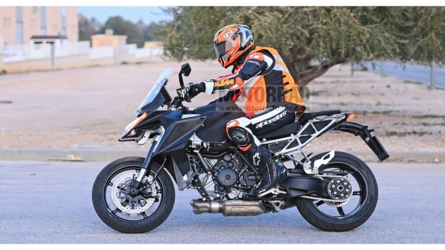 Ktm 1290 super duke gt 2021 rò rỉ thử nghiệm sẵn sàng ra mắt thực tế - 11