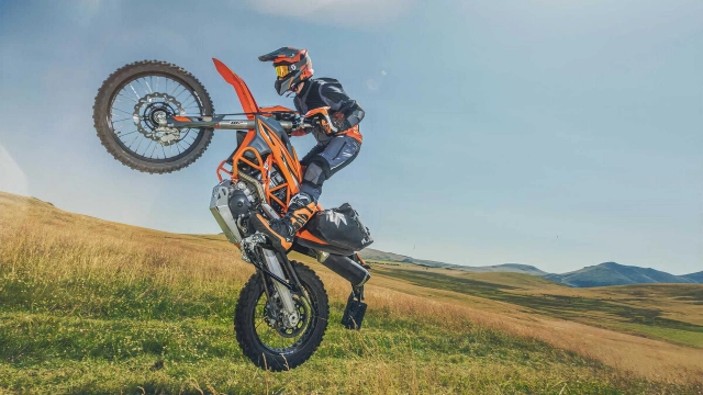 Ktm 690 smc r 2023 và enduro r 2023 được cập nhật trang bị và abs - 3