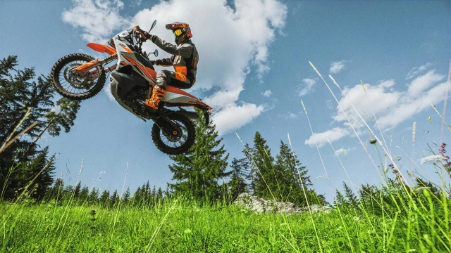 Ktm 890 adventure r 2023 sở hữu gói đồ họa mới táo bạo hơn - 2