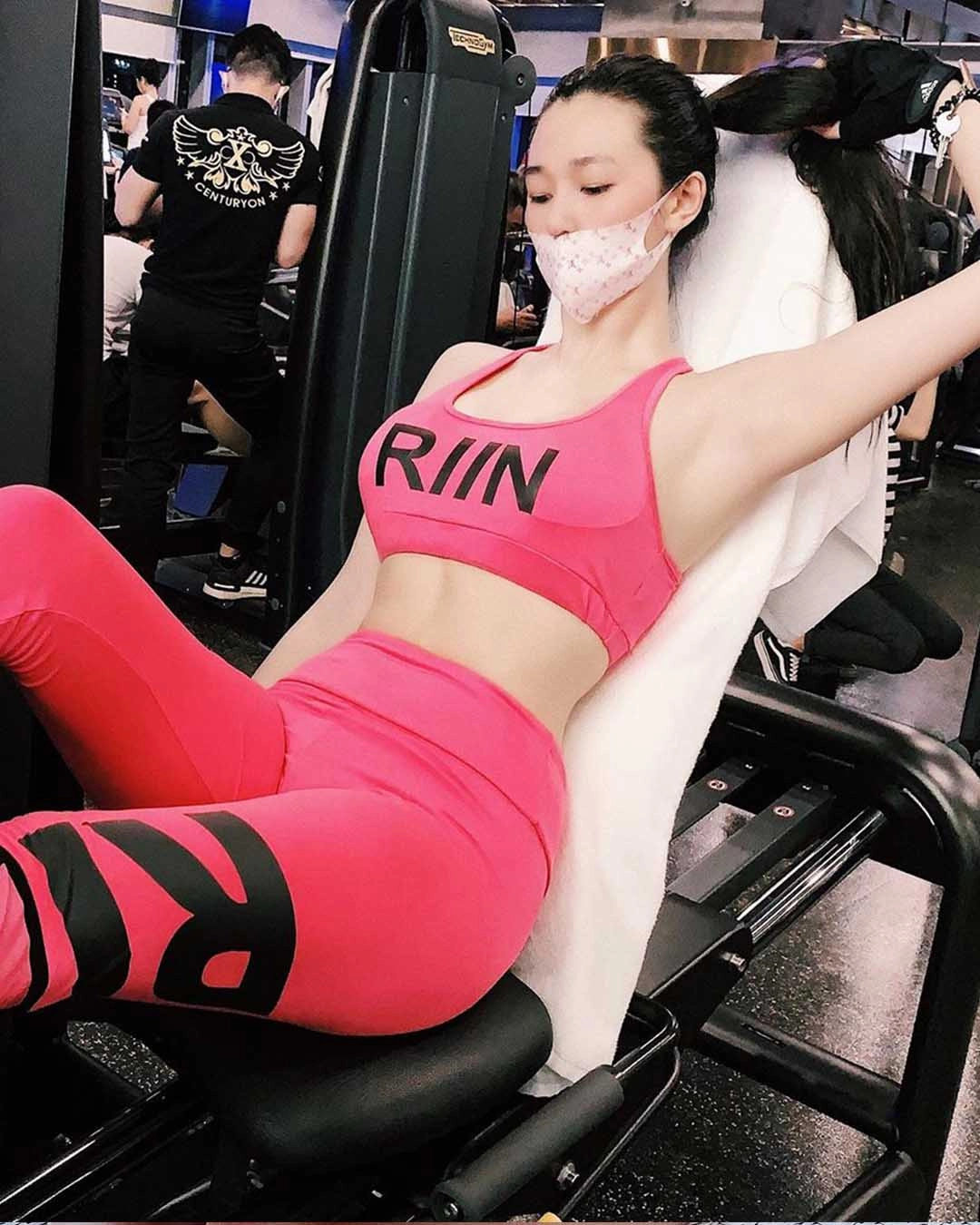 kỳ phùng địch thủ một thời của ngọc trinh diện đồ tập khoe body mướt mát không kém cạnh - 11