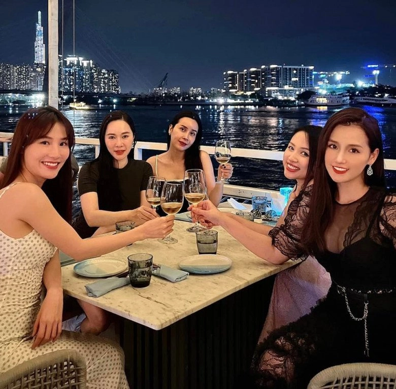 Lã thanh huyền gặp hội bạn thân lưu hương giang tự tin mặt mộc vân hugo bầu bí vẫn xinh - 1
