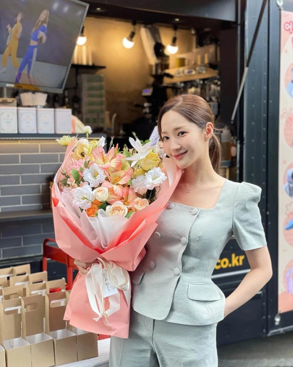 Lại đóng nữ thần công sở nhưngthư kí kim chẳng còn diện váy chỉ chăm mặc món kéo chân này - 6