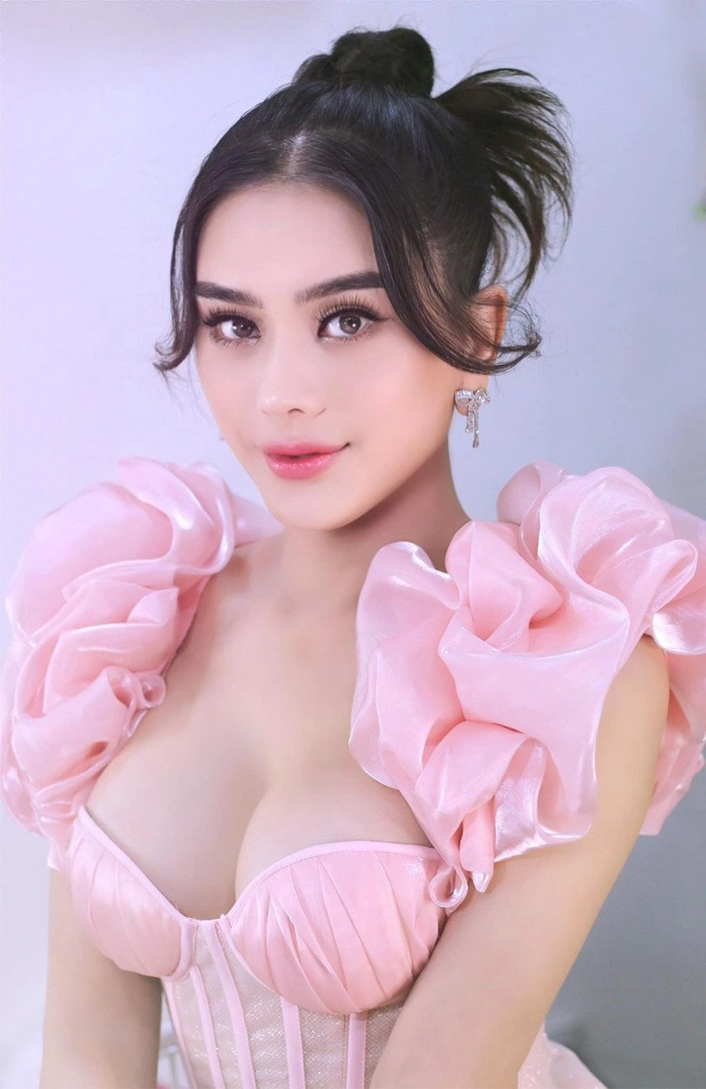 Lâm khánh chi mặc chiếc áo thị phi đón sinh nhật tuổi 44 body mẹ đơn thân trông mòn con mắt - 1