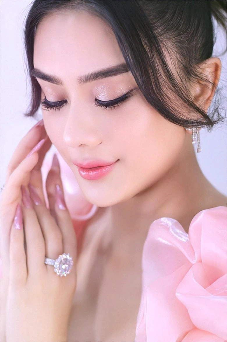 Lâm khánh chi mặc chiếc áo thị phi đón sinh nhật tuổi 44 body mẹ đơn thân trông mòn con mắt - 2