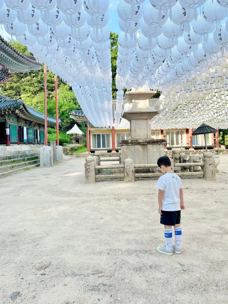 Làm mẹ đơn thân ly kute cho con trai du lịch sang chảnh ở hàn bé khoai tây giờquá lớn - 7