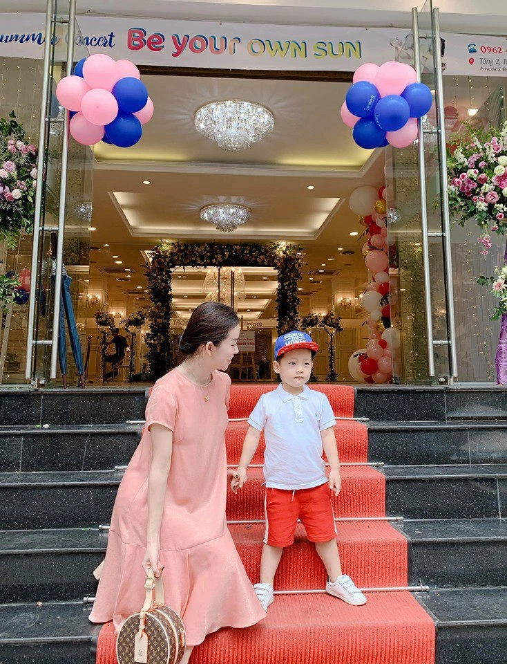 Làm mẹ đơn thân ly kute cho con trai du lịch sang chảnh ở hàn bé khoai tây giờquá lớn - 12