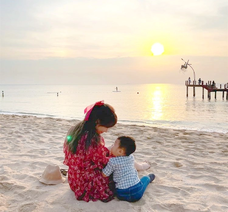 Lần đầu đi máy bay con cường đôla ngoan ngoãn leon khiến hà hồ muốn đội quần - 1
