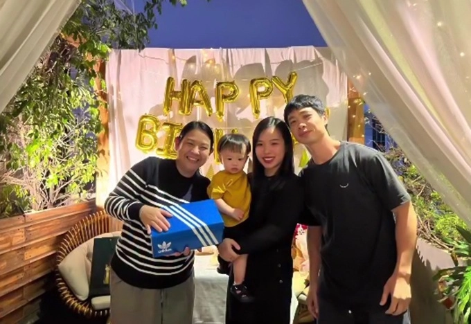 Lần đầu tiên công phượng chung khung hình với vợ tiểu thưvà con trai nhìn là biết quý tử y hệt viên minh - 2