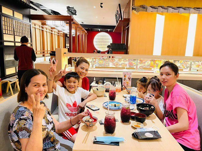 Lần hiếm hoi con trai ngô kiến huy xuất hiện cùng mẹ ruột bố dượng và các em ở mỹ - 13