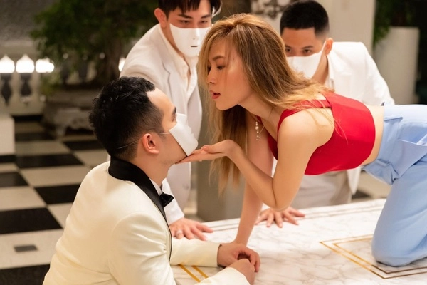 Lần hiếm hoi mỹ tâm khoe vòng eo thon gọn không ngờ - 5