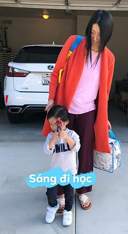 Lan khuê đến trường đón con tan học nhưng bé khóc ầm vì bộ quần áo của mẹ - 15