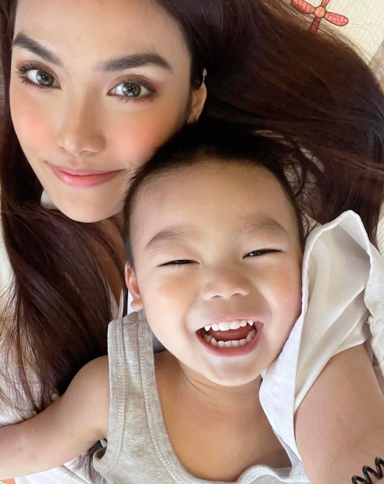 Lan khuê hiếm hoi khoe con trai cậu bé càng lớn càng giống bố đại gia tập đoàn siêu giàu - 3