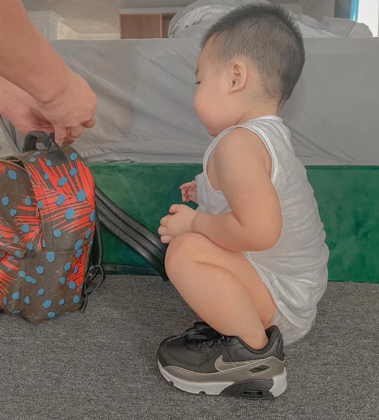 Lan khuê hiếm hoi khoe con trai cậu bé càng lớn càng giống bố đại gia tập đoàn siêu giàu - 12