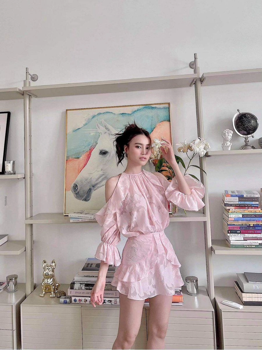 Lan ngọc khoe bờ vai gợi cảm xứng danh ngọc nữ dù màu son ai nhìn cũng thấy sai - 1