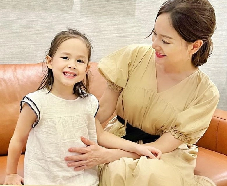 Lan phương nấm lùn lấy chồng tây 2m04 con gái lai 4 tuổi cao vượt trội - 2