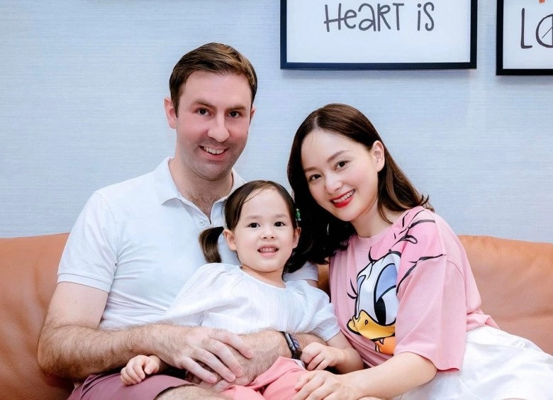 Lan phương thông thạo 4 ngoại ngữ lấy chồng tây 2m con gái hưởng gen trội 4 tuổi đọc sách vanh vách cao vượt trội - 1