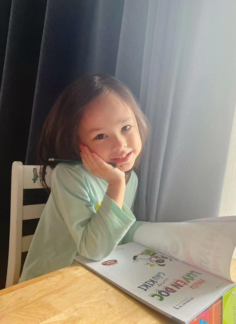 Lan phương thông thạo 4 ngoại ngữ lấy chồng tây 2m con gái hưởng gen trội 4 tuổi đọc sách vanh vách cao vượt trội - 2
