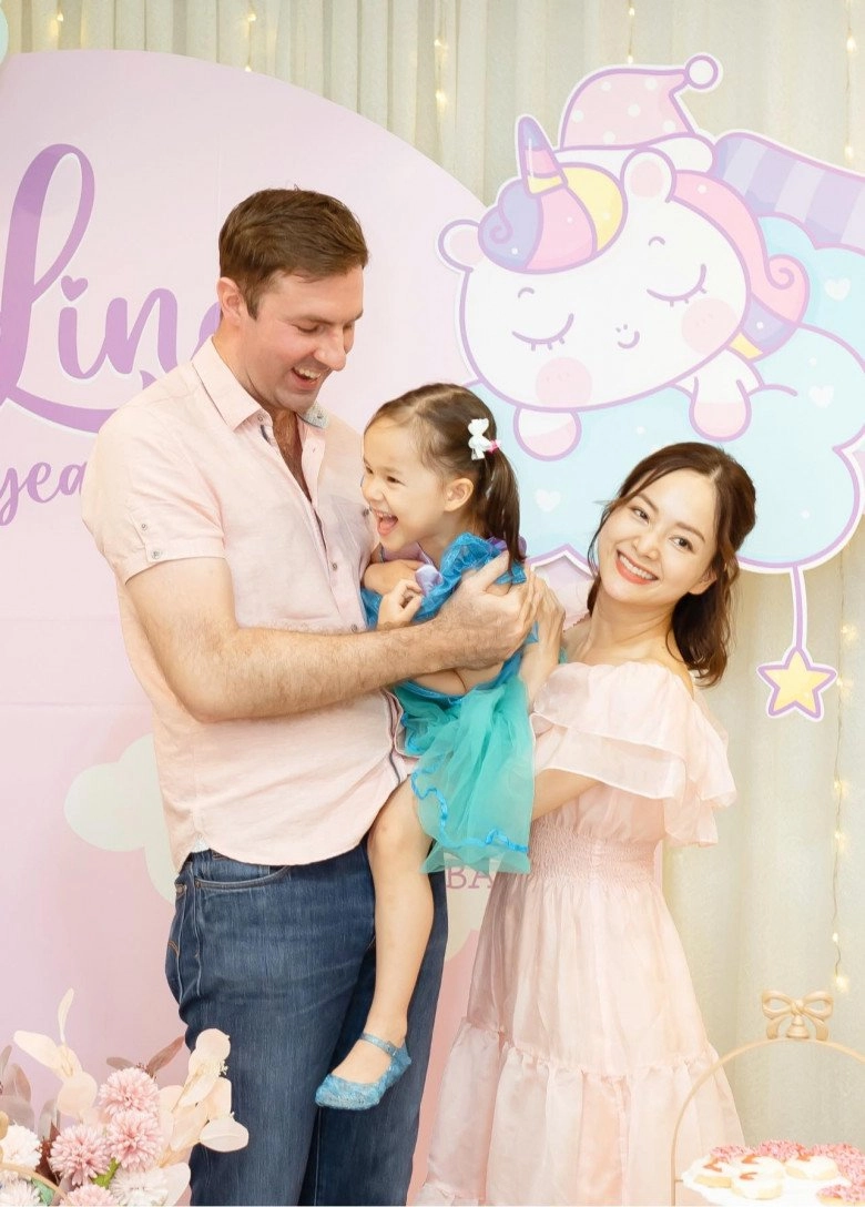Lan phương thông thạo 4 ngoại ngữ lấy chồng tây 2m con gái hưởng gen trội 4 tuổi đọc sách vanh vách cao vượt trội - 8