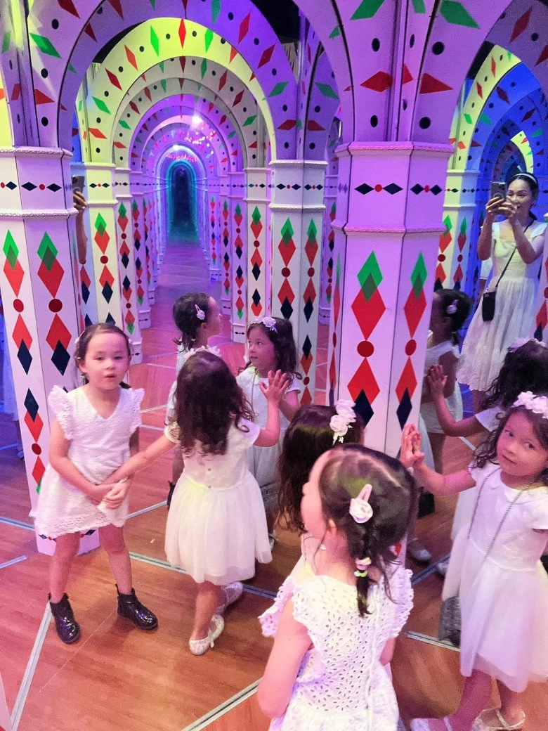 Lan phương và chồng tây cao 2m04 khoe con gái thứ 2 xinh như thiên thần chiều cao không kém chị lớn - 6