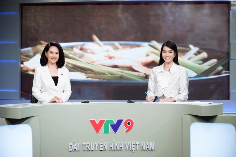 Làng mc vtv thêm 1 đối thủ chiều cao chạm nóc mặt xinh body quyến rũ học vấn đỉnh - 1