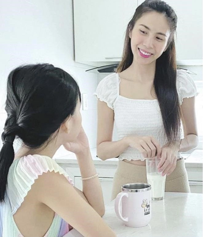 Lâu không xuất hiện con gái thủy tiên giờ tóc dài như thiếu nữ mẹ tự hàokhoe thêm - 1