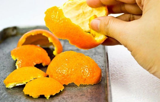 Lấy 1 ít vỏ cam đun trên bếp bạn sẽ nhận thấy sự bất ngờ sau 5 phút sôi - 2