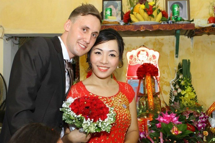 Lấy chàng tây nghèo khi chưa 20 nữ sinh vất vả kiếm tiền nuôi con khi ngực căng sữa - 3