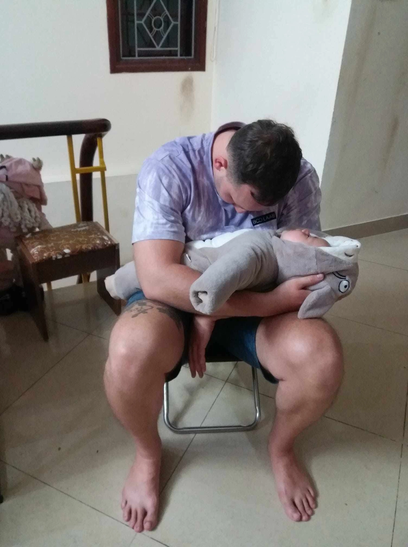 Lấy chàng tây nghèo khi chưa 20 nữ sinh vất vả kiếm tiền nuôi con khi ngực căng sữa - 6