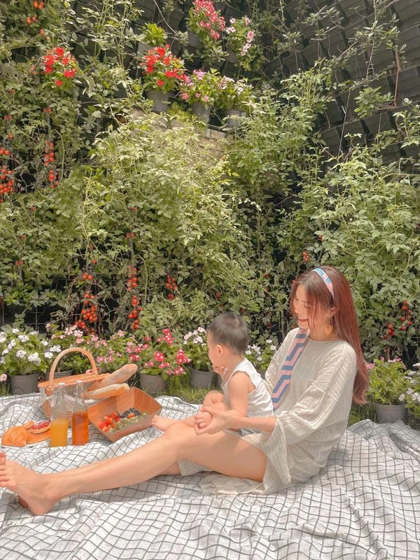 Lấy chồng đại gia nữ siêu mẫu ngồi ăn sáng vẫn dát đầy hàng hiệu - 2