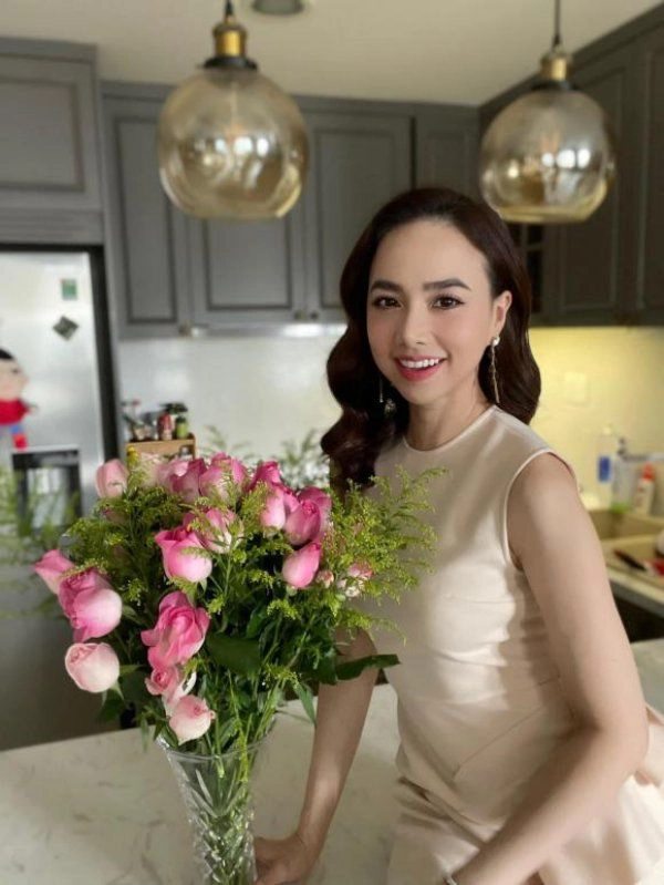 Lấy chồng đẻ 2 con hoa khôi tây đô tạm rời showbiz giờ ở nơi sang trọng - 1