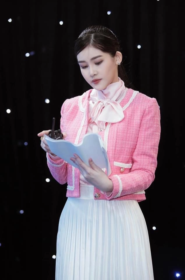 Lê âu ngân anh lộ diệntrước khi lên xe hoa với style tiểu thư so với cô giáomidu ngày càng kín đáo - 2
