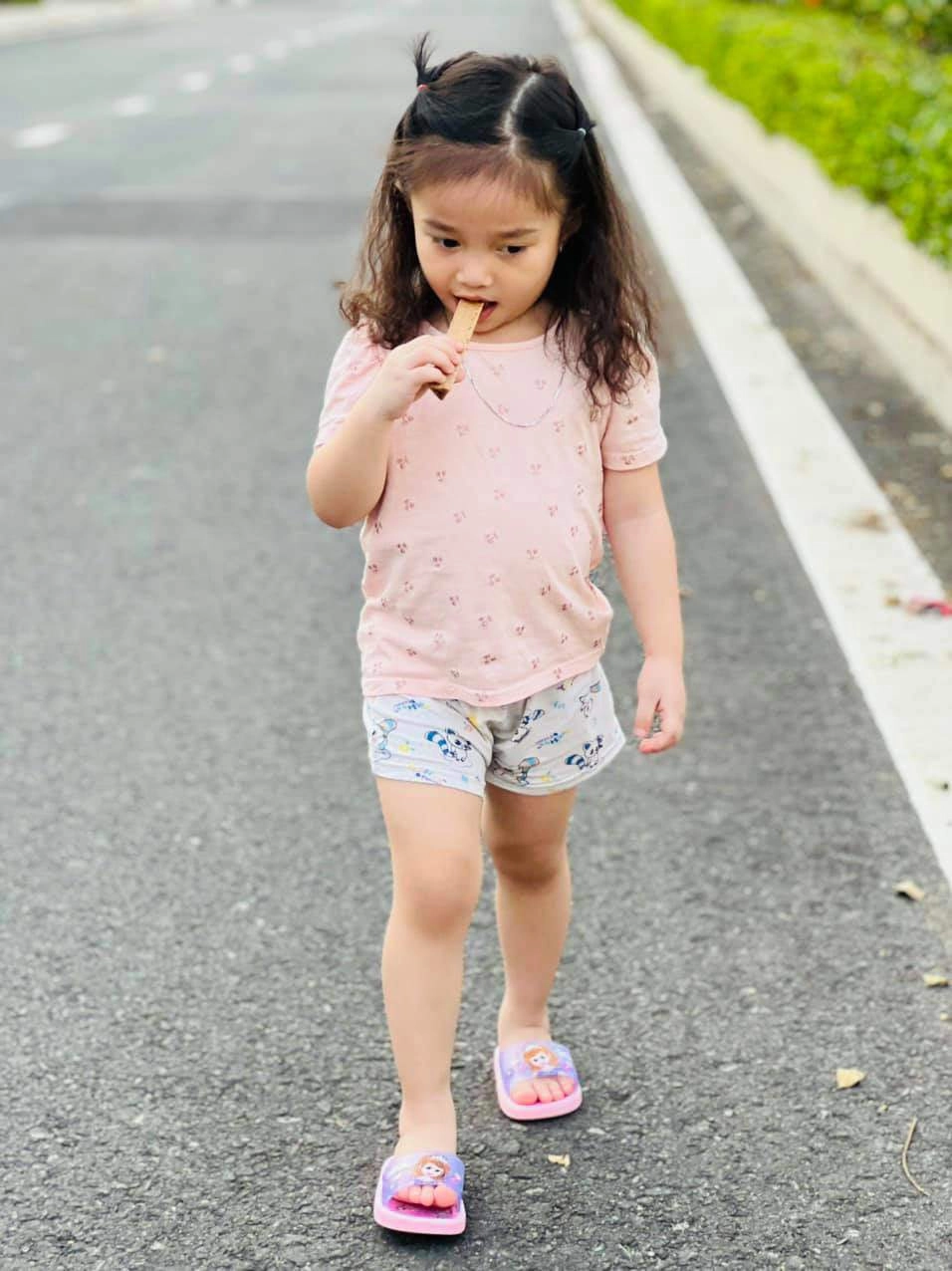 Lê dương bảo lâm lần đầu xin lỗi vì mê con nhỏbỏ quên con lớn cho mặc đồ 40 nghìn - 4