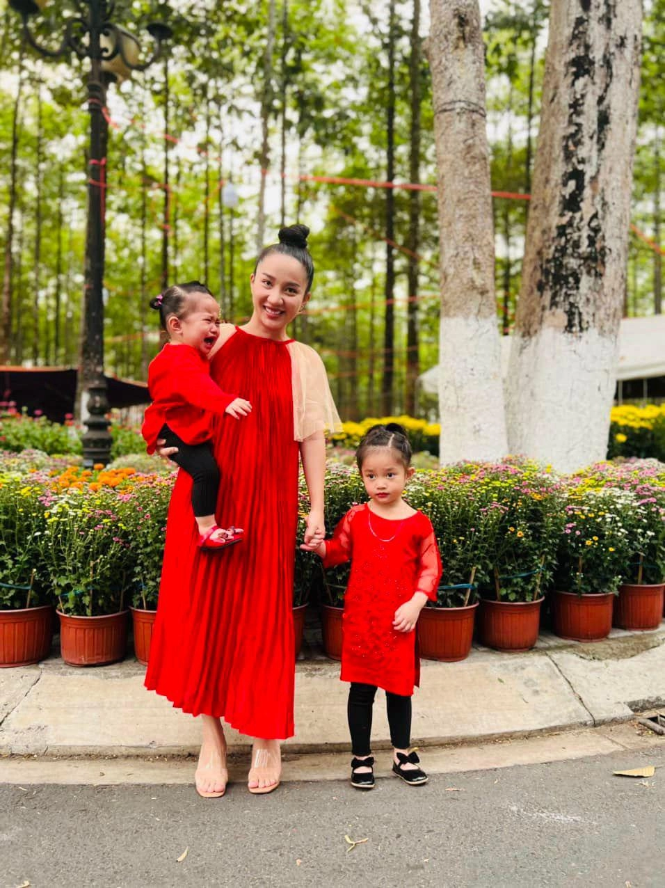 Lê dương bảo lâm thu nhập 3 tỷtháng lễ đầy tháng của quý tử độc nhất giản dị bất ngờ - 9
