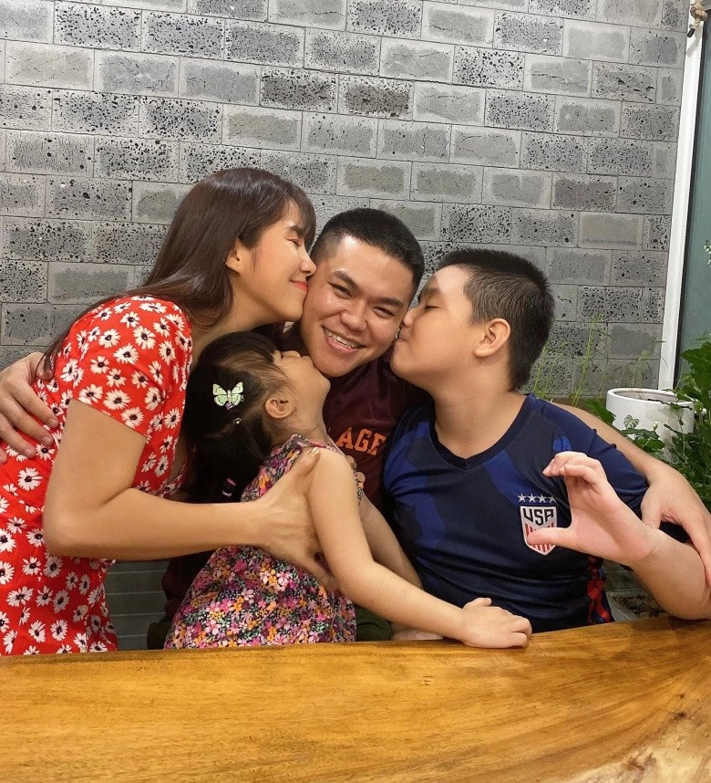 Lê phương khoe ảnh con riêng tình cảm với ba dượng nóichuyện sắp sinh thêm con - 3