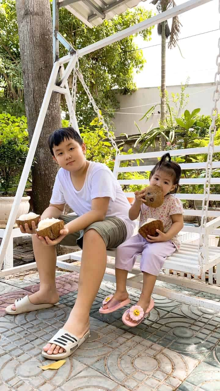 Lê phương khoe con trai tình cảm với em gái cùng mẹ khác cha ra dáng anh cả đĩnh đạc - 1