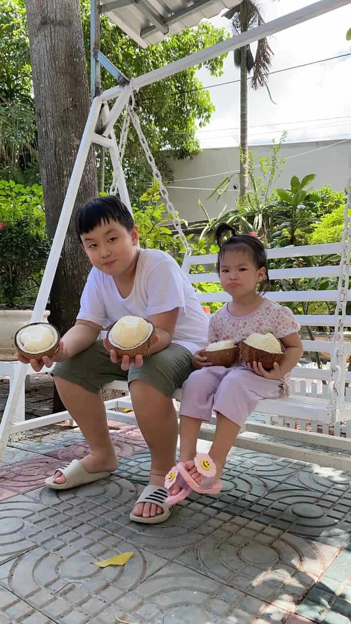 Lê phương khoe con trai tình cảm với em gái cùng mẹ khác cha ra dáng anh cả đĩnh đạc - 2